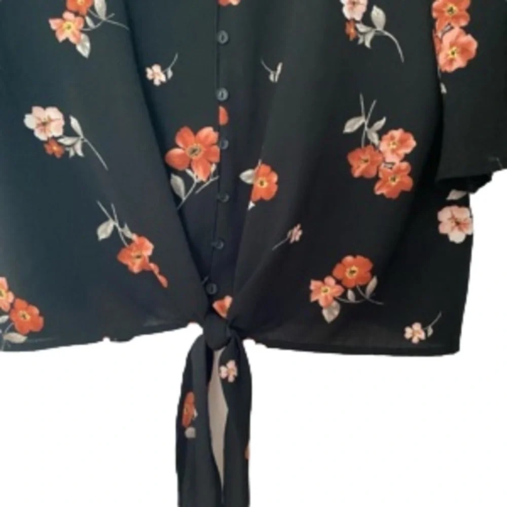 Brand new never worn! Tie front, cap sleeve shirt. Lush, size small - Picture 2 of 4